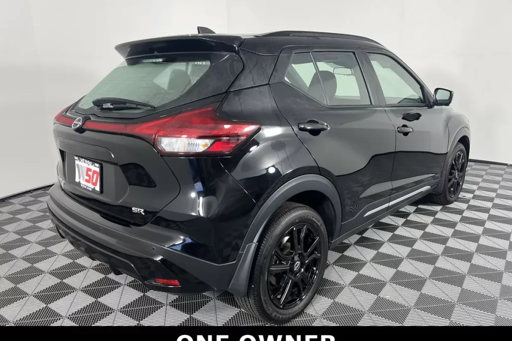 2024 Nissan Kicks SR photo 1