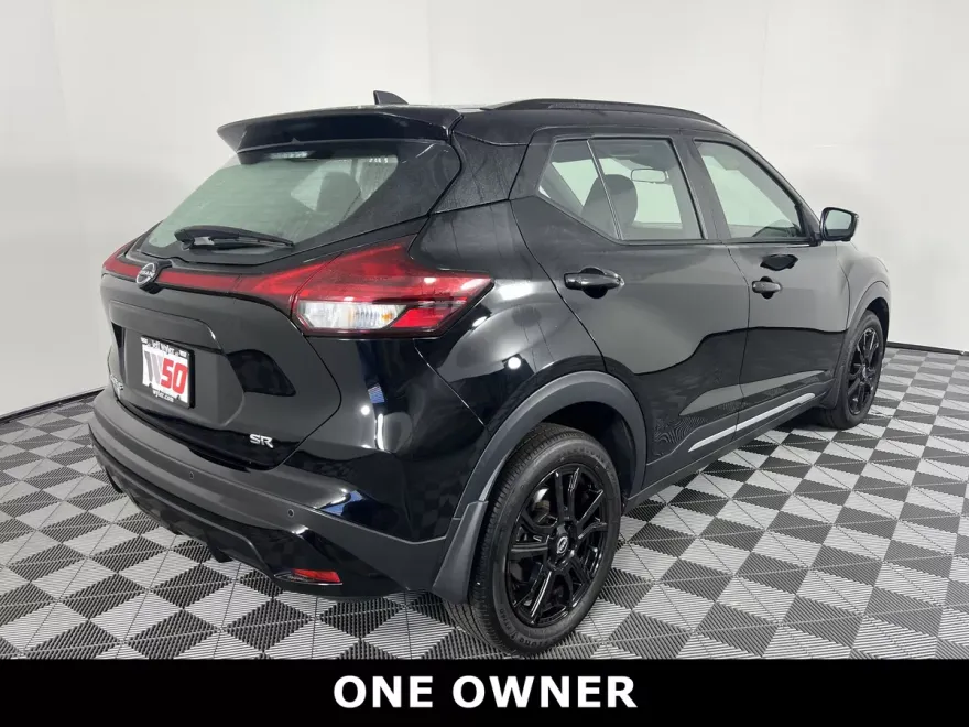 2024 Nissan Kicks SR photo 1
