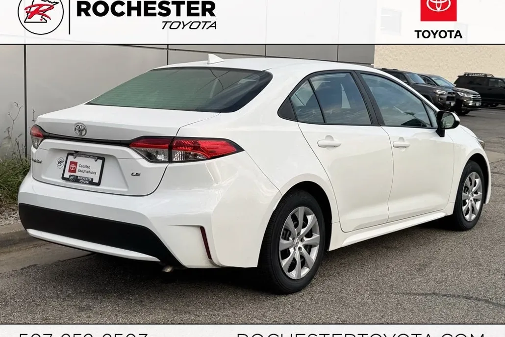 2020 Toyota Corolla LE photo 1