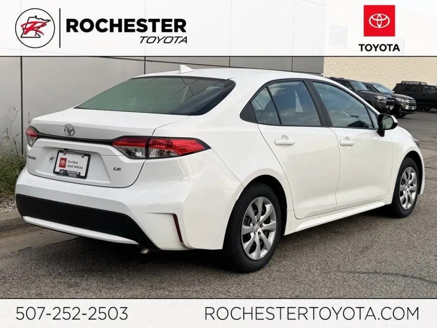 2020 Toyota Corolla LE photo 1