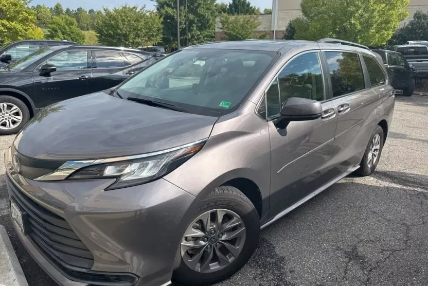 2022 Toyota Sienna LE photo 1