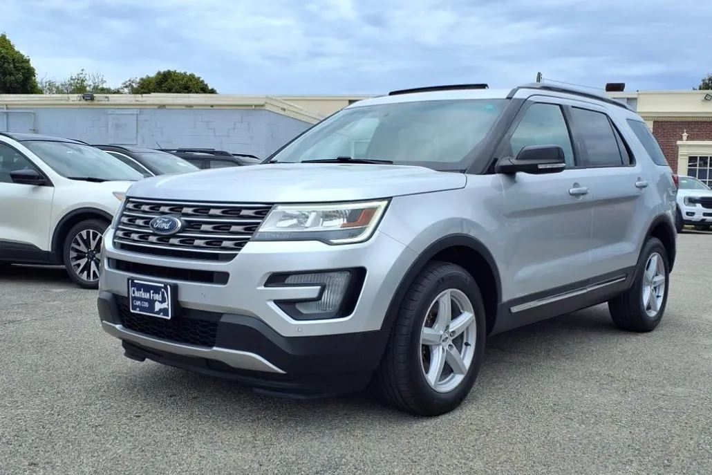 2016 Ford Explorer XLT photo 1
