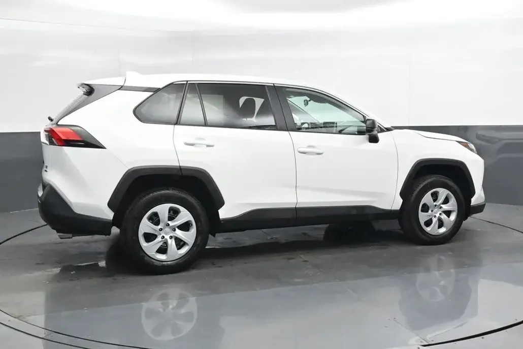 2024 Toyota RAV4 LE photo 1