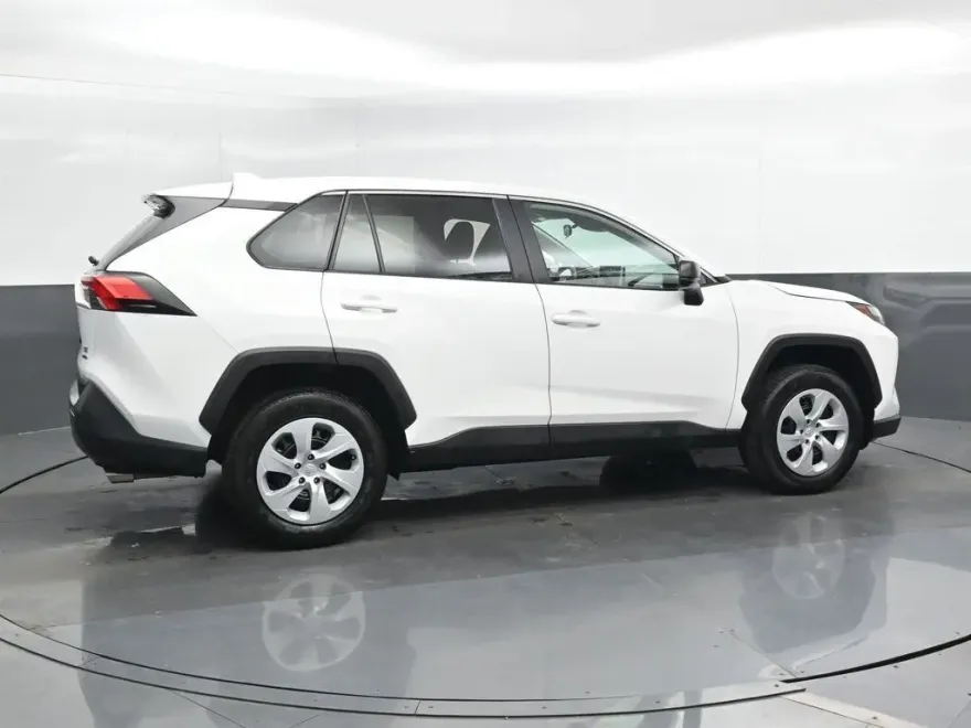 2024 Toyota RAV4 LE photo 1