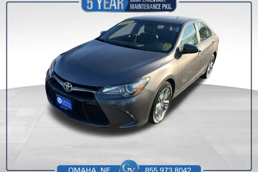 2017 Toyota Camry SE photo 1