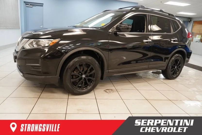 2017 Nissan Rogue SV photo 1