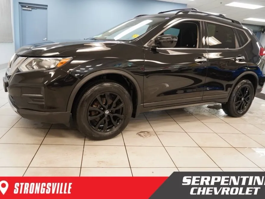 2017 Nissan Rogue SV photo 1