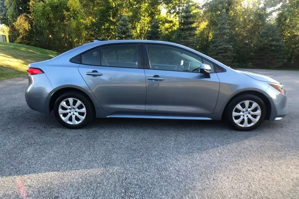 2020 Toyota Corolla LE photo 1