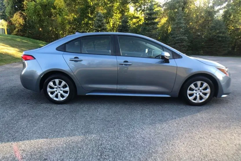 2020 Toyota Corolla LE photo 1