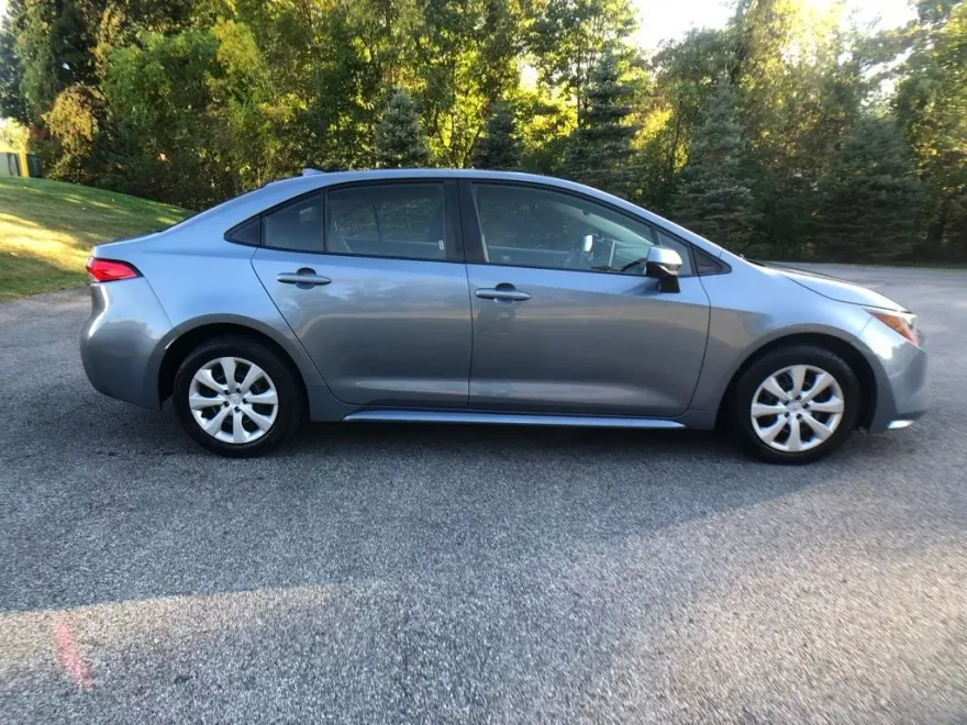 2020 Toyota Corolla LE photo 1