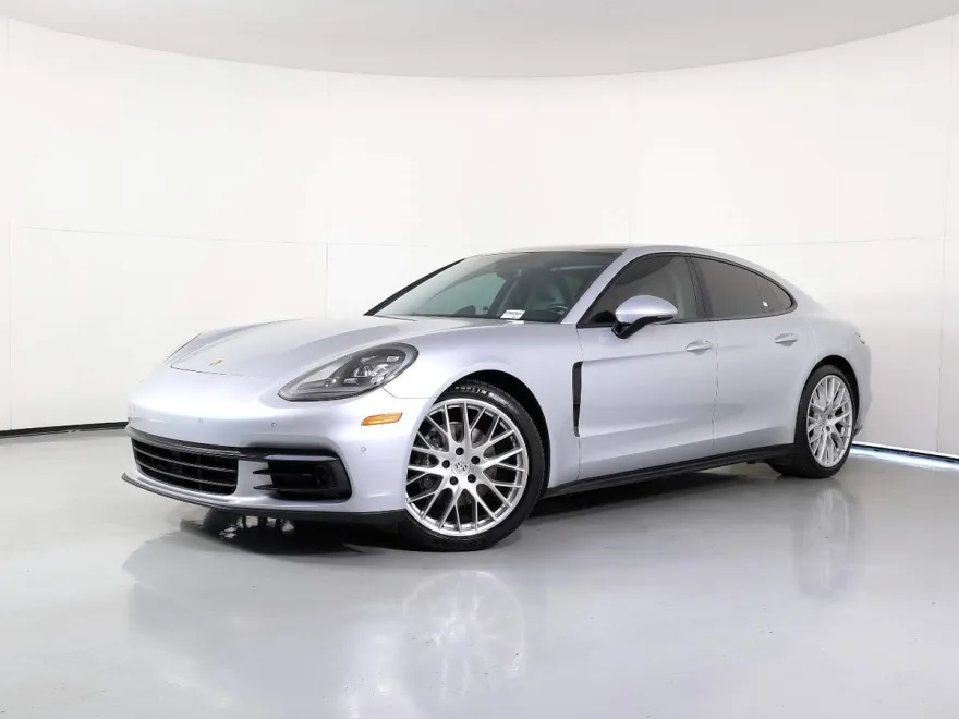 2018 Porsche Panamera Base 4 photo 1