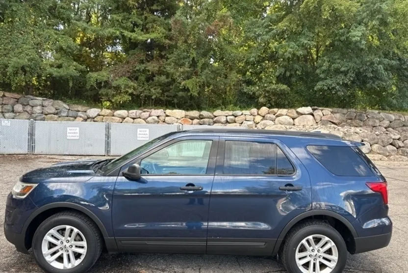 2017 Ford Explorer Base photo 1