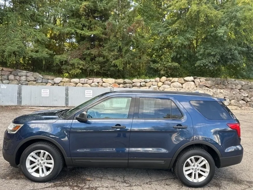 2017 Ford Explorer Base photo 1