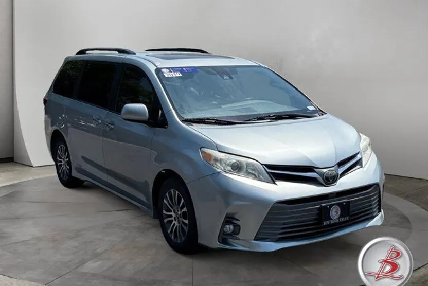 2021 Chrysler Pacifica Touring photo 1
