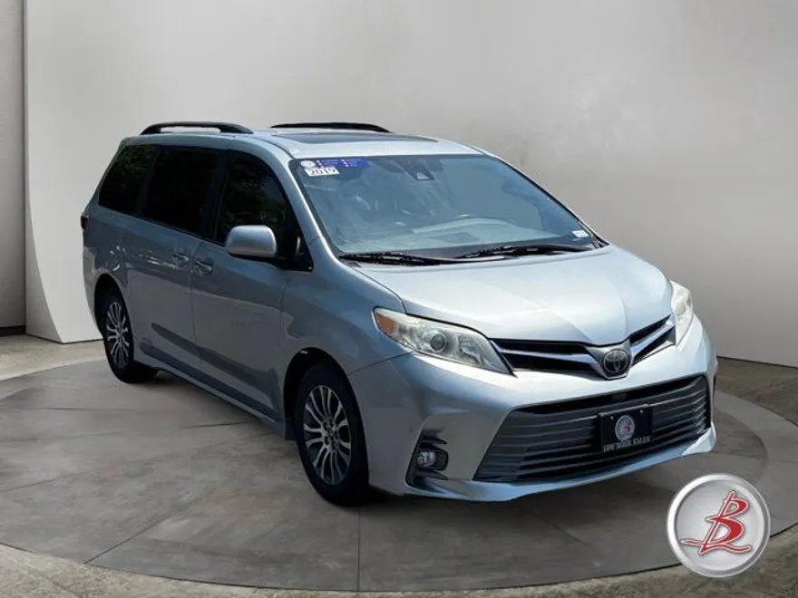 2021 Chrysler Pacifica Touring photo 1