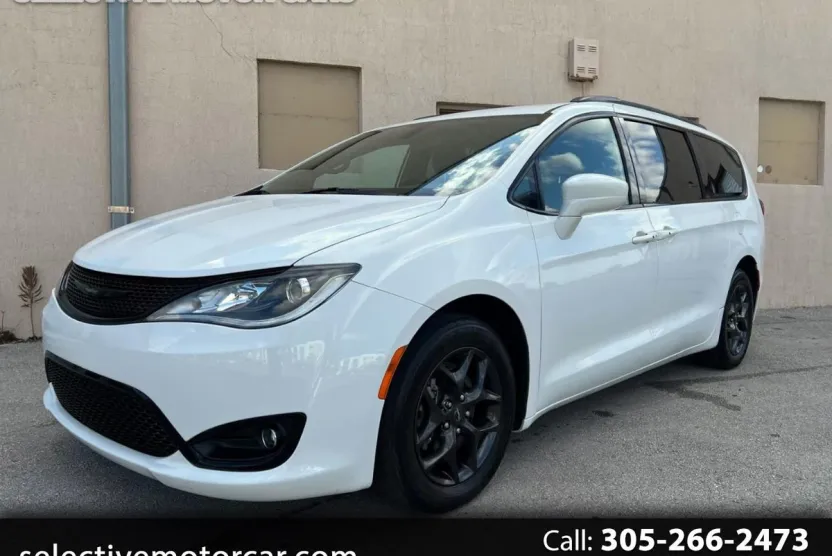 2020 Chrysler Pacifica Touring Plus photo 1