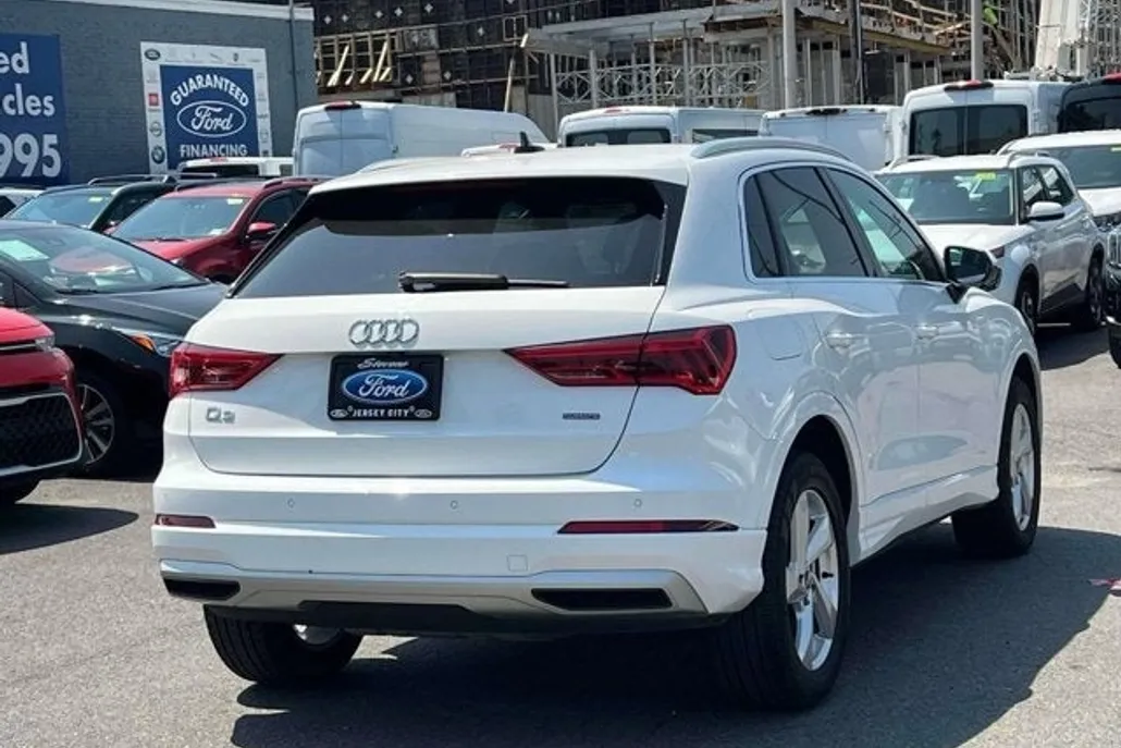 2022 Audi Q3 40 TFSI Premium photo 1