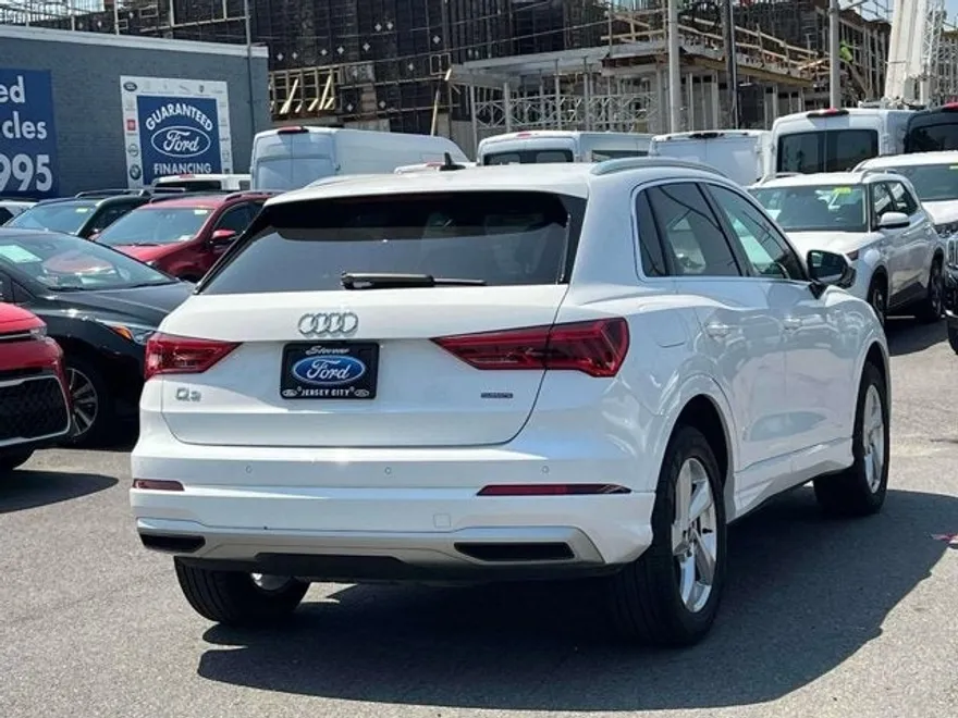 2022 Audi Q3 40 TFSI Premium photo 1