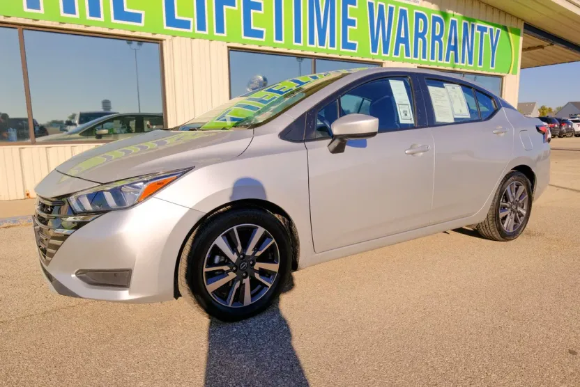2023 Nissan Versa 1.6 SV photo 1