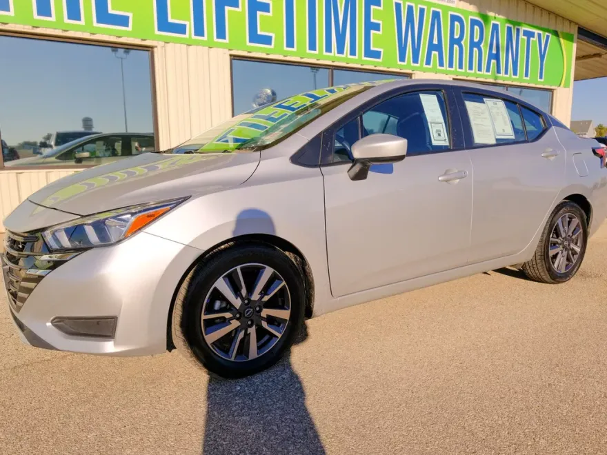 2023 Nissan Versa 1.6 SV photo 1