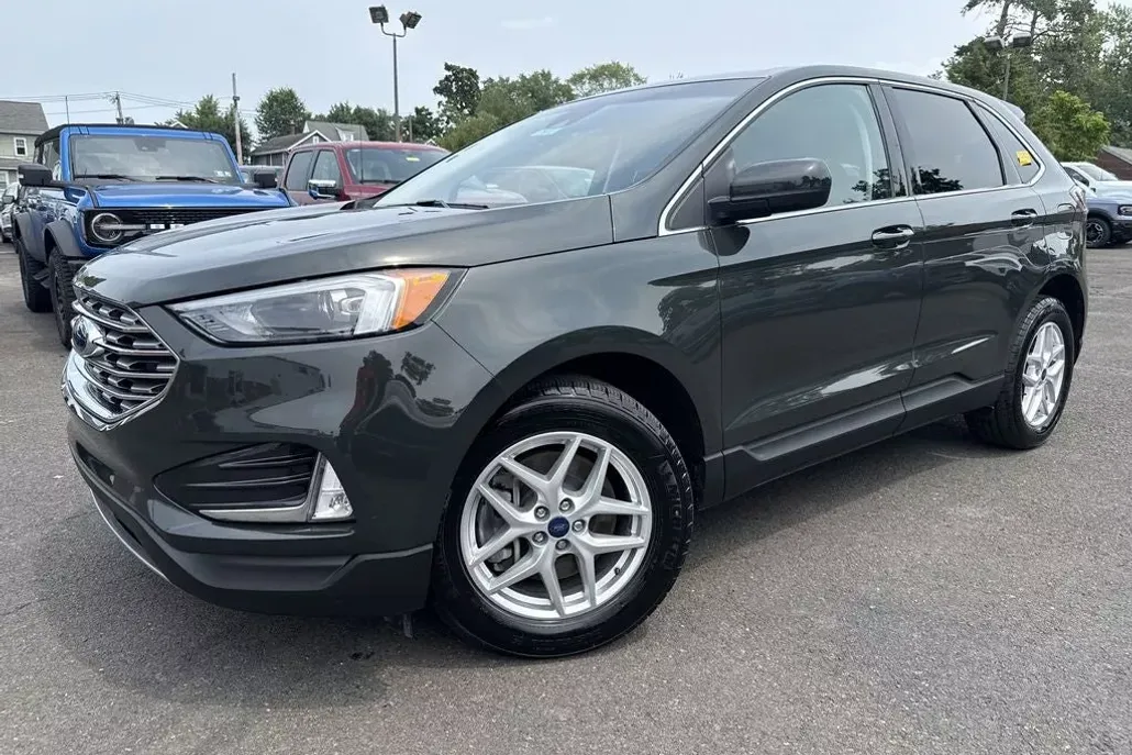 2022 Ford Edge SEL photo 1