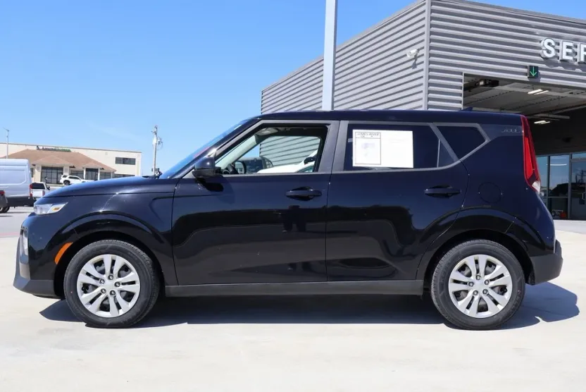 2022 Kia Soul LX photo 1