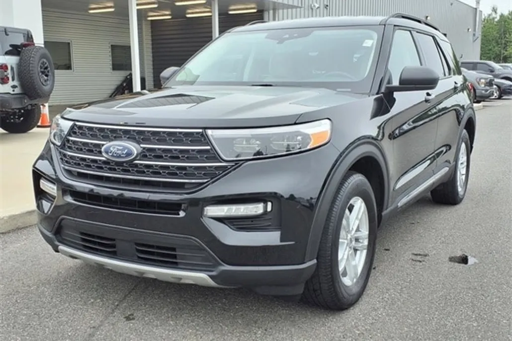 2023 Ford Explorer XLT photo 1