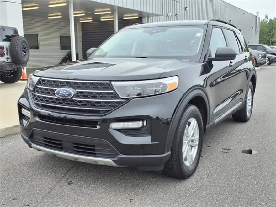 2023 Ford Explorer XLT photo 1