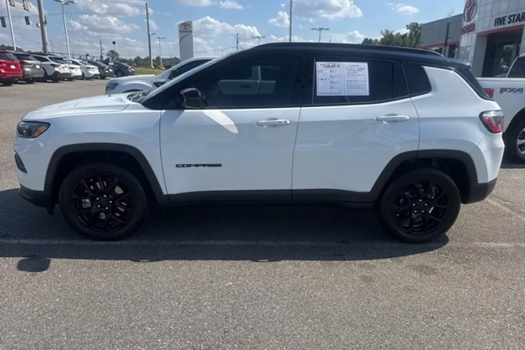 2024 Jeep Compass Latitude photo 1