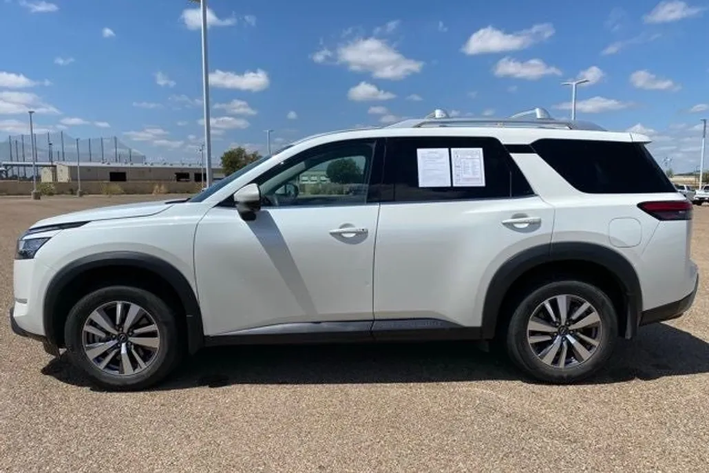 2023 Nissan Pathfinder SL photo 1