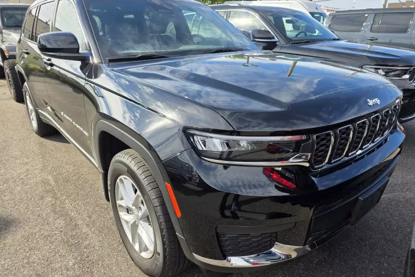 2025 Jeep Grand Cherokee Laredo X photo 1