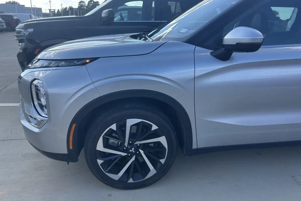 2023 Mitsubishi Outlander SE photo 1