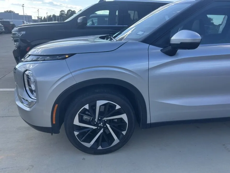 2023 Mitsubishi Outlander SE photo 1