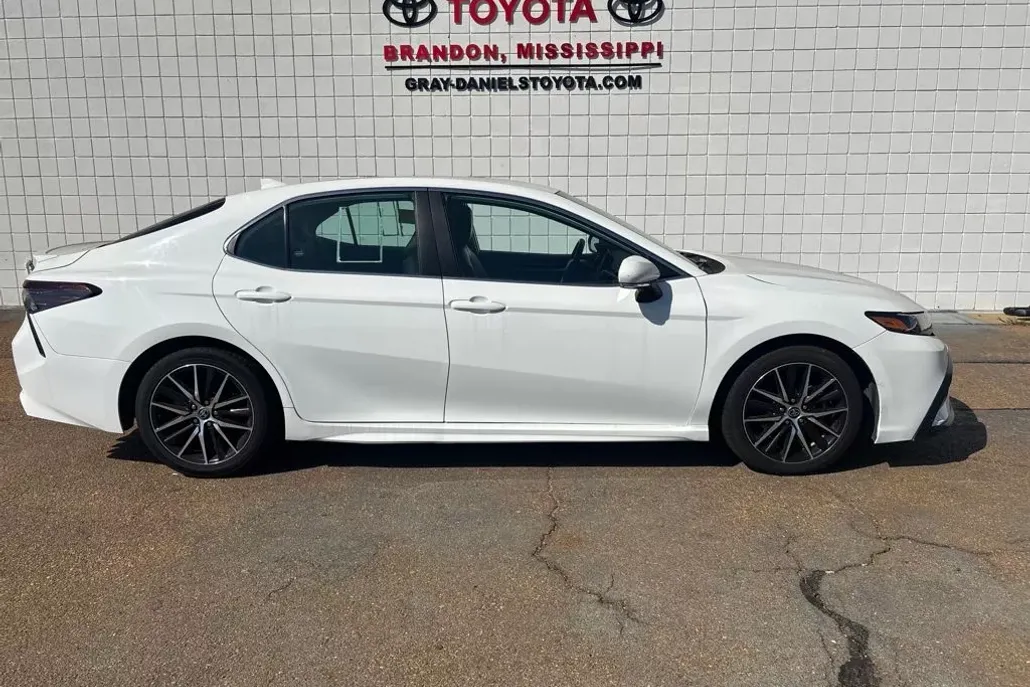 2023 Toyota Camry SE photo 1