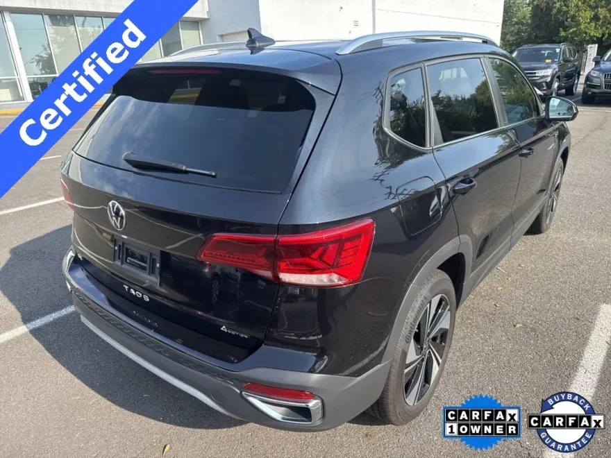 2024 Volkswagen Taos SE photo 1
