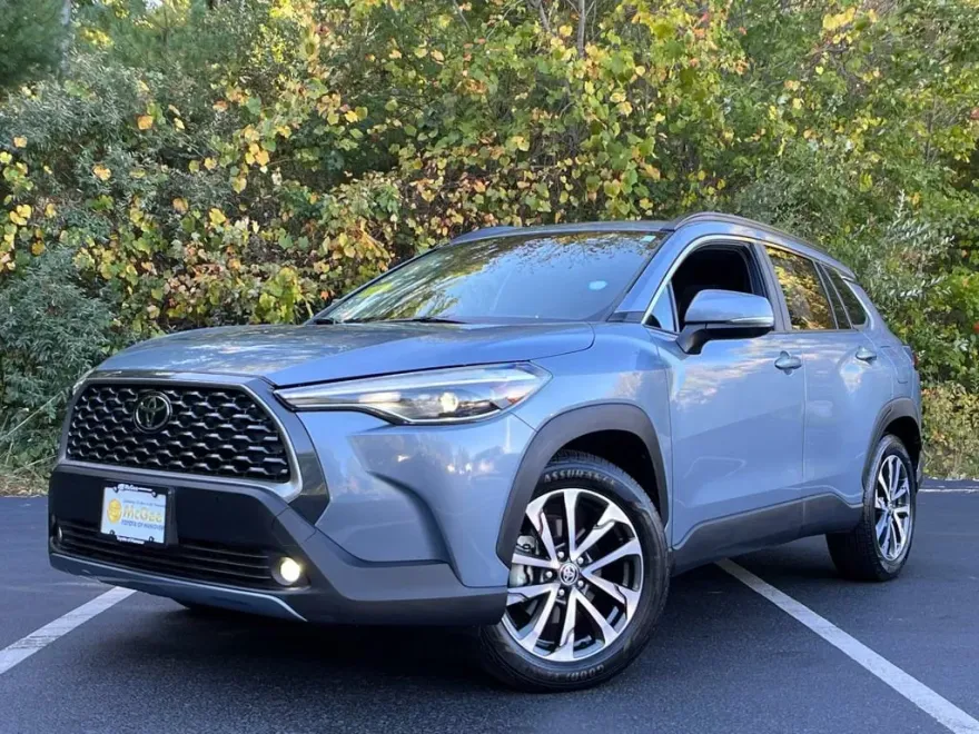 2023 Toyota Corolla Cross XLE photo 1