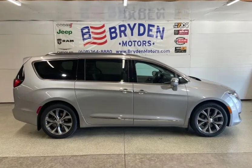 2017 Chrysler Pacifica Limited photo 1