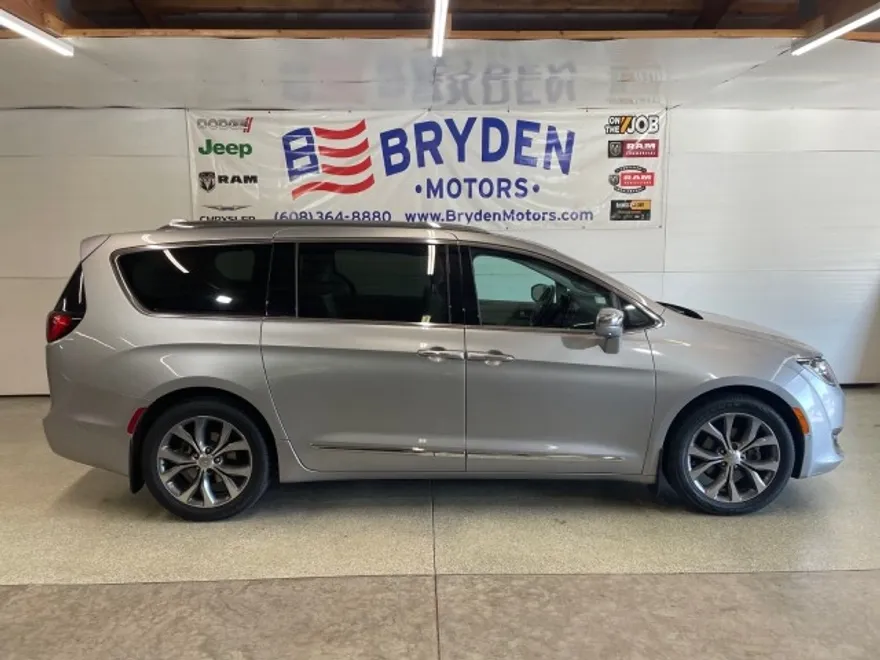 2017 Chrysler Pacifica Limited photo 1