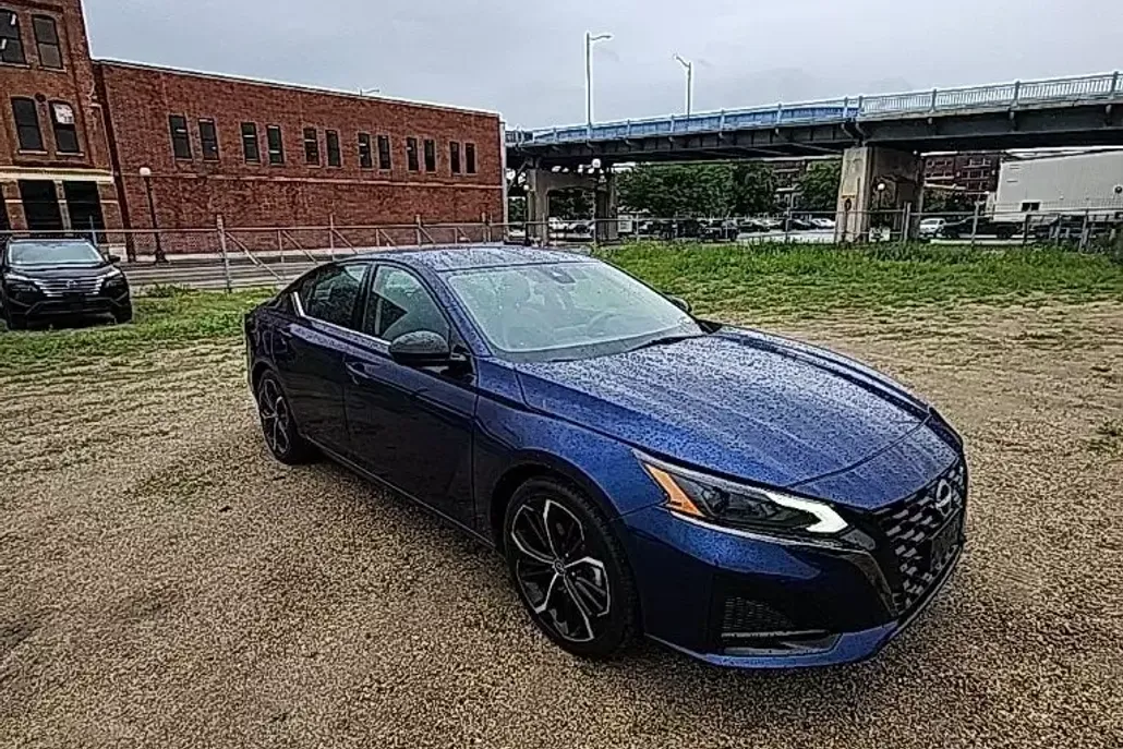 2023 Nissan Altima SR photo 1