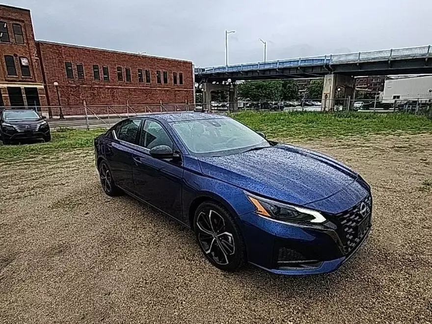 2023 Nissan Altima SR photo 1