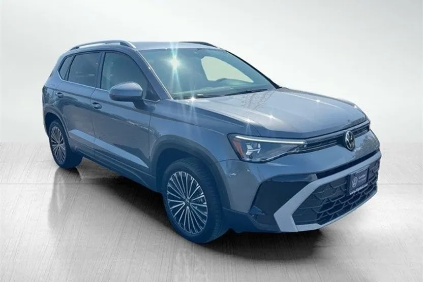 2025 Volkswagen Taos SE photo 1