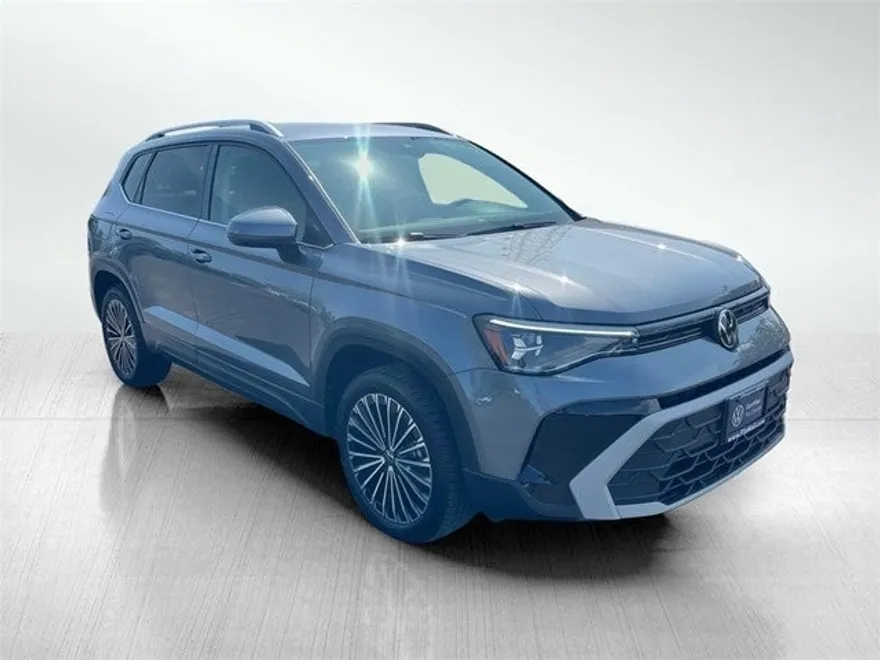2025 Volkswagen Taos SE photo 1
