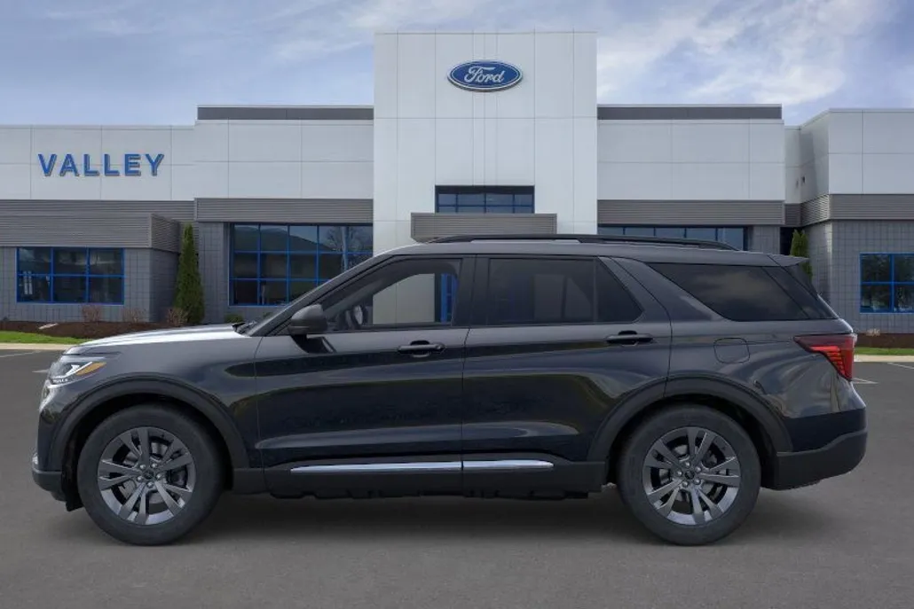 2025 Ford Explorer photo 1