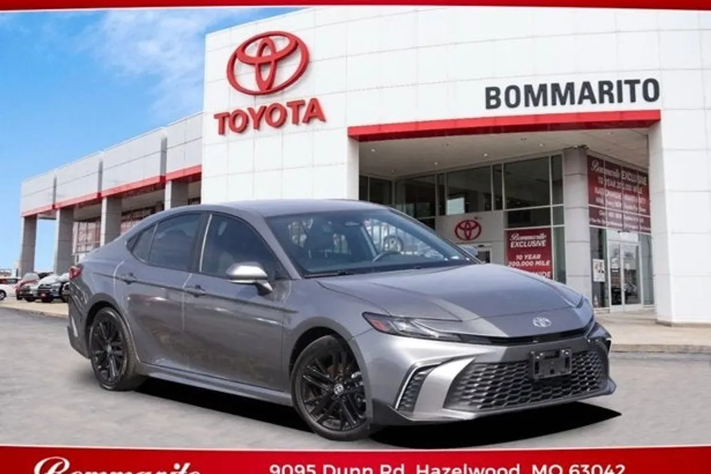 2025 Toyota Camry SE photo 1