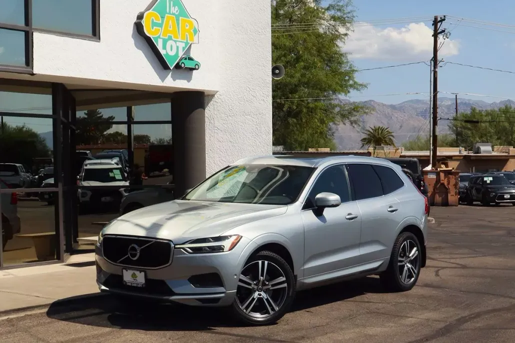 2018 Volvo XC60 Momentum photo 1