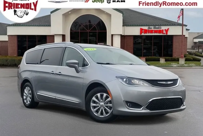 2019 Chrysler Pacifica Touring L photo 1