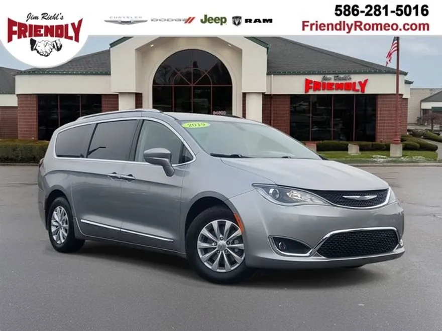 2019 Chrysler Pacifica Touring L photo 1