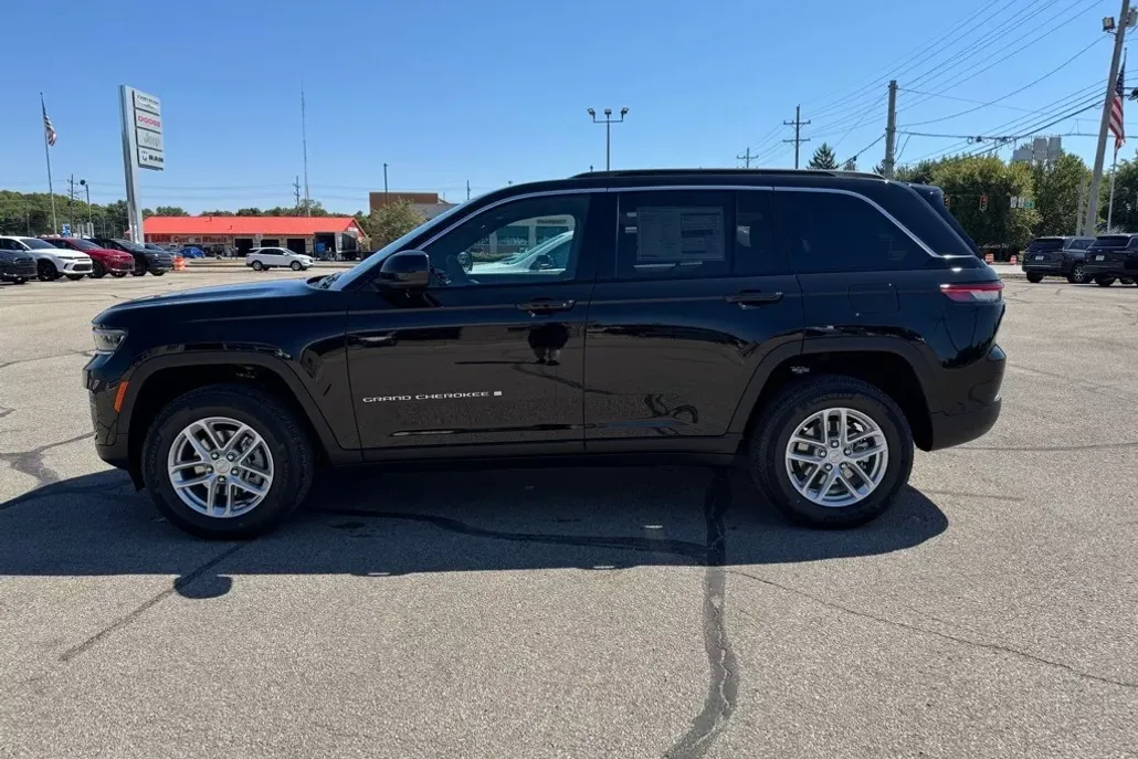 2025 Jeep Grand Cherokee Laredo photo 1