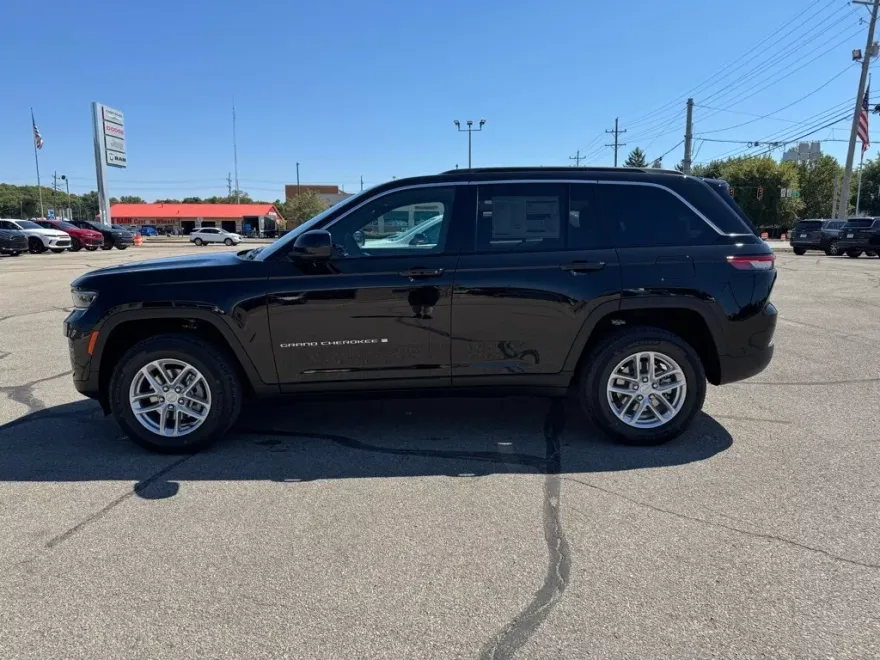 2025 Jeep Grand Cherokee Laredo photo 1