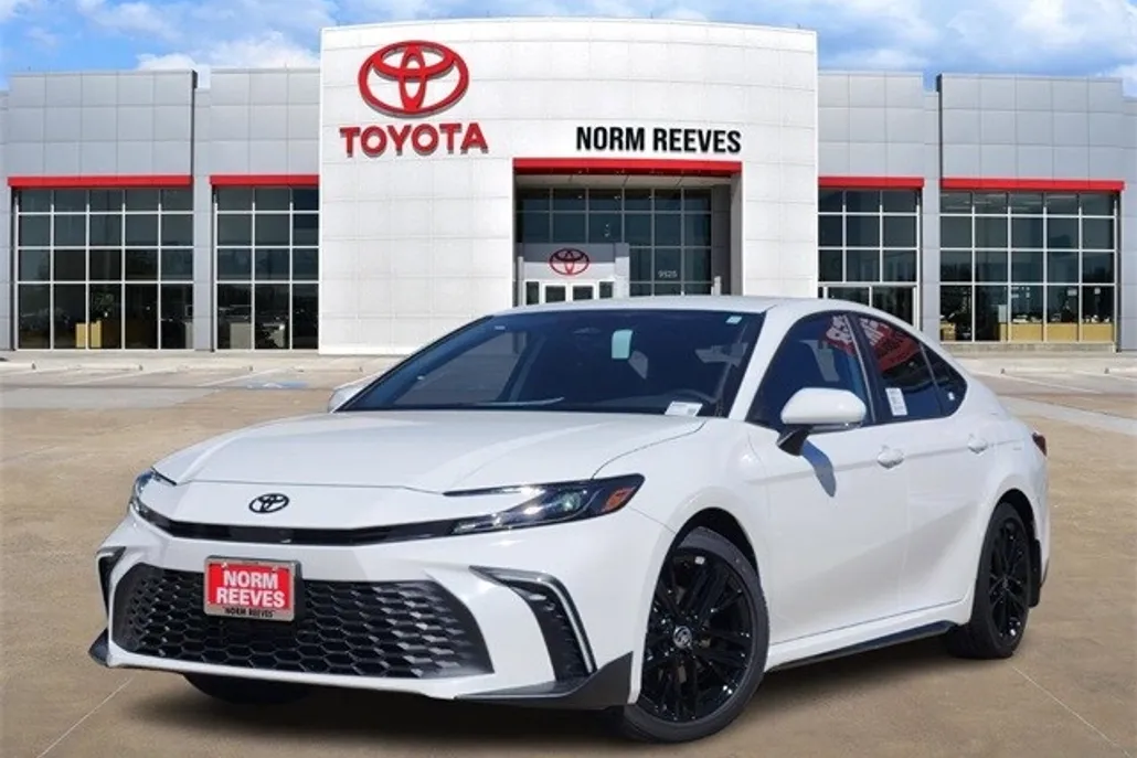 2026 Toyota Camry SE photo 1
